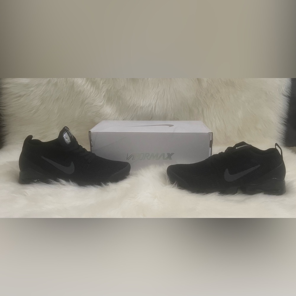 Women’s black Nike Vapor Max size 8. BRAND NEW!!!